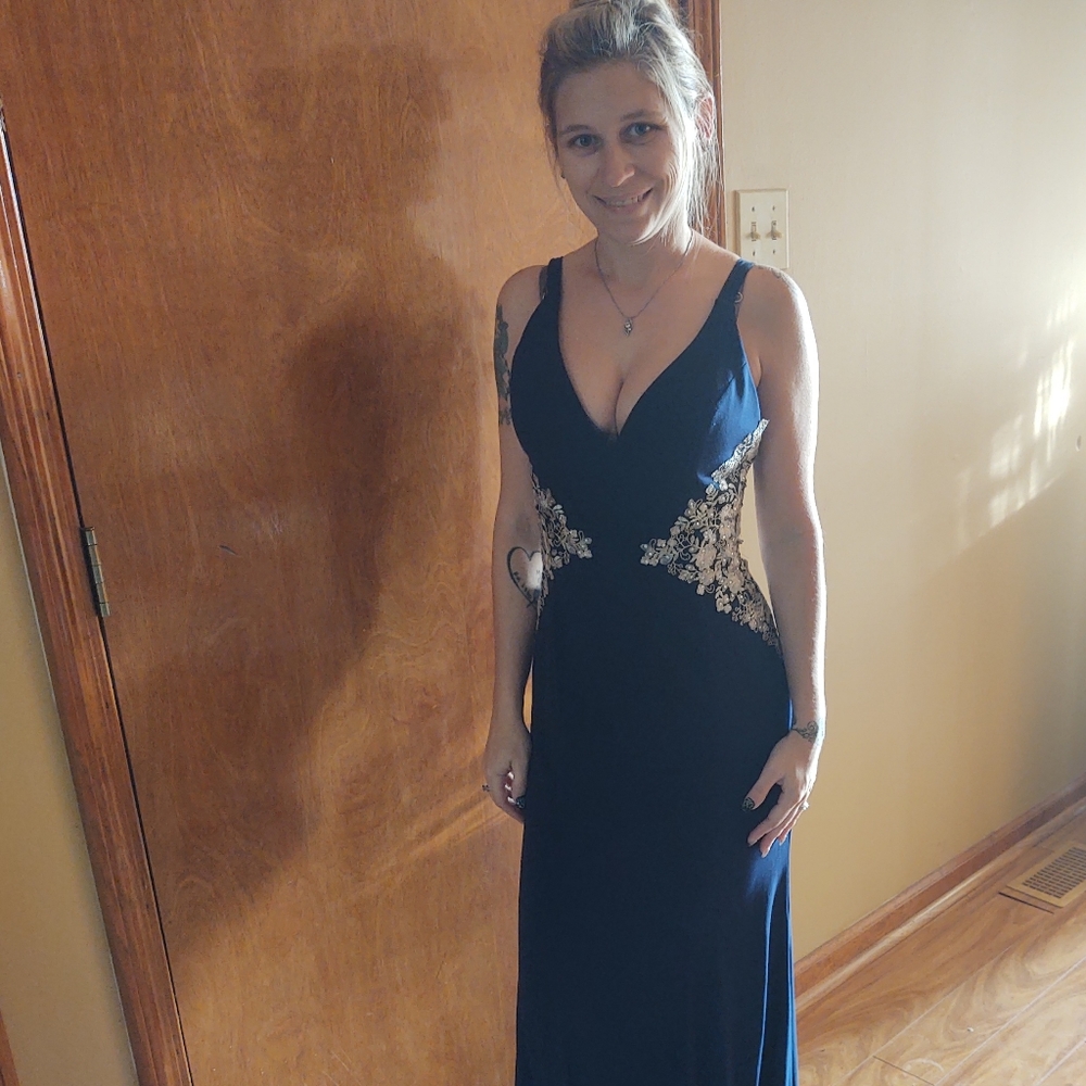 Faviana Evening Gown, 6.   Like 🆕       Comes with garment bag. SAVE $320.
